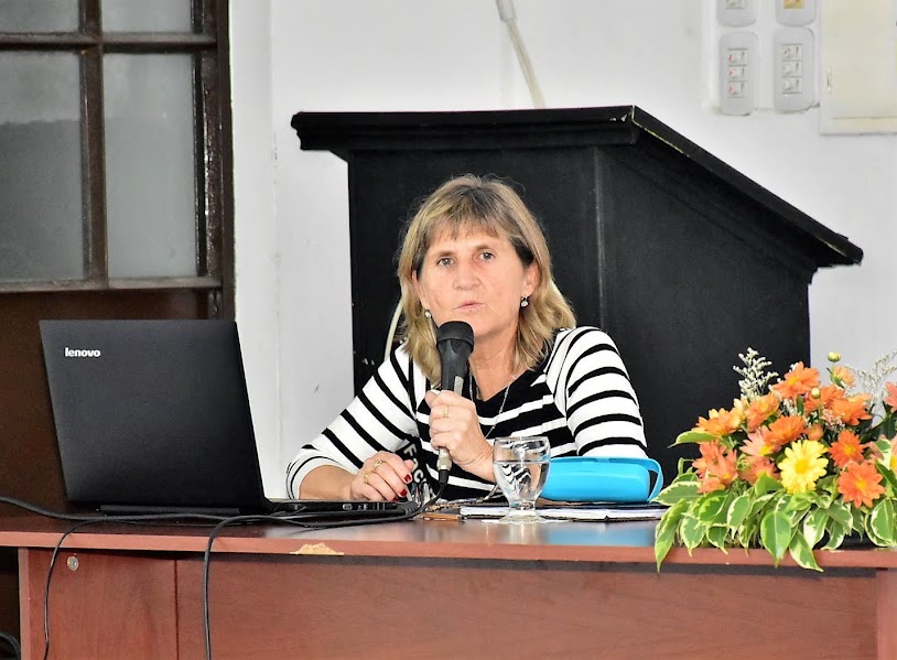 alt="Dra. María de los Ángeles Petit exponiendo sobre el déficit en las cajas de Jubilaciones y Pensiones municipales de Entre Ríos"