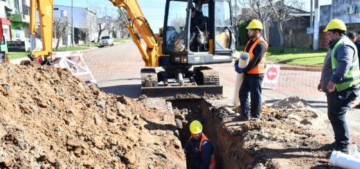 alt="Obra en Concordia con retroexcavadora y operarios trabajando en la reducción programada del servicio de agua potable"