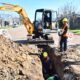 alt="Obra en Concordia con retroexcavadora y operarios trabajando en la reducción programada del servicio de agua potable"