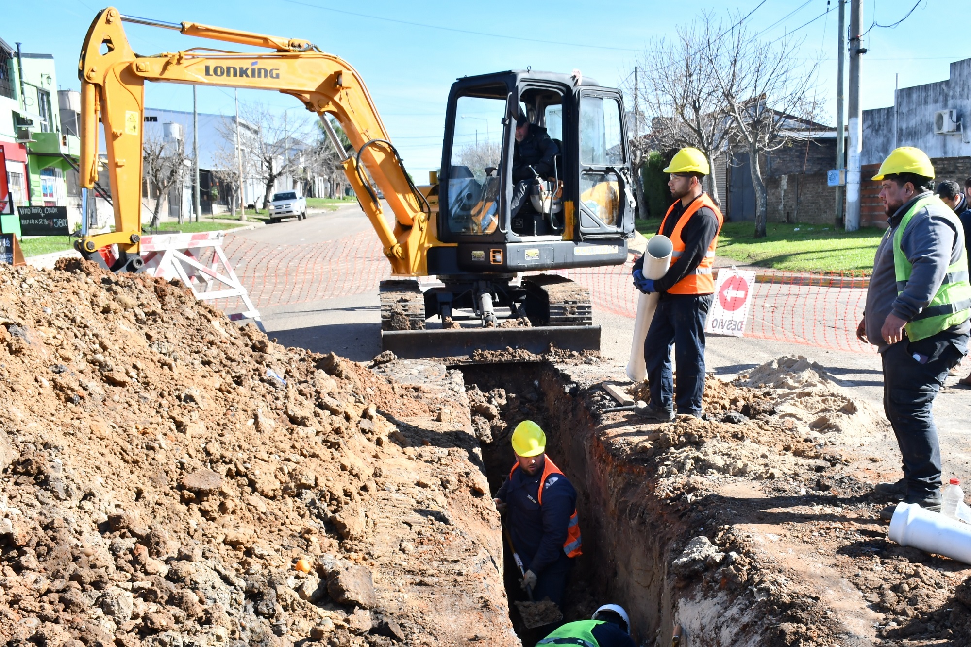 alt="Obra en Concordia con retroexcavadora y operarios trabajando en la reducción programada del servicio de agua potable"