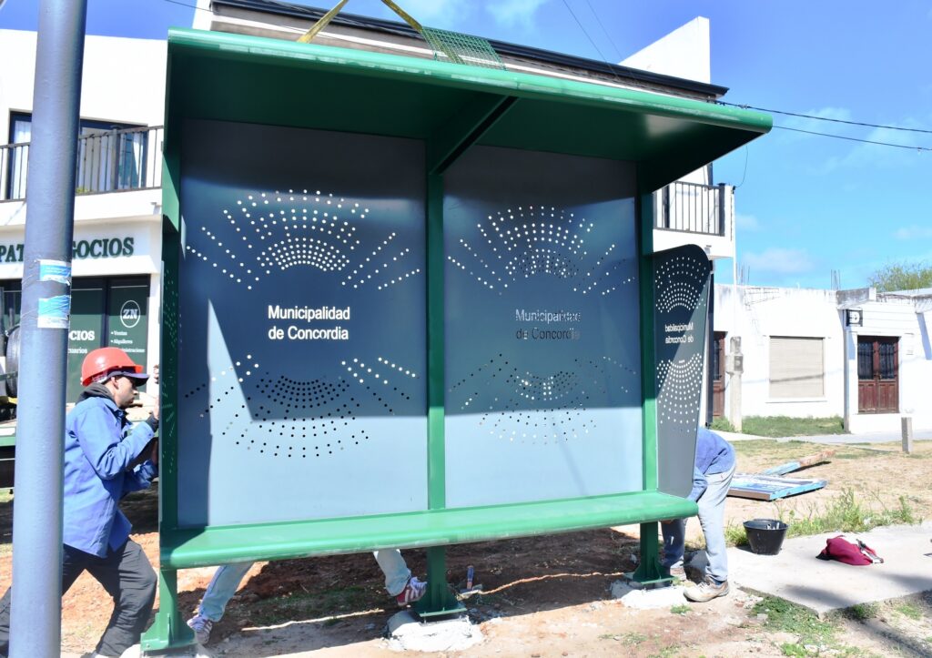 alt="Proceso de instalación de nuevas garitas para el transporte urbano de pasajeros por personal municipal"