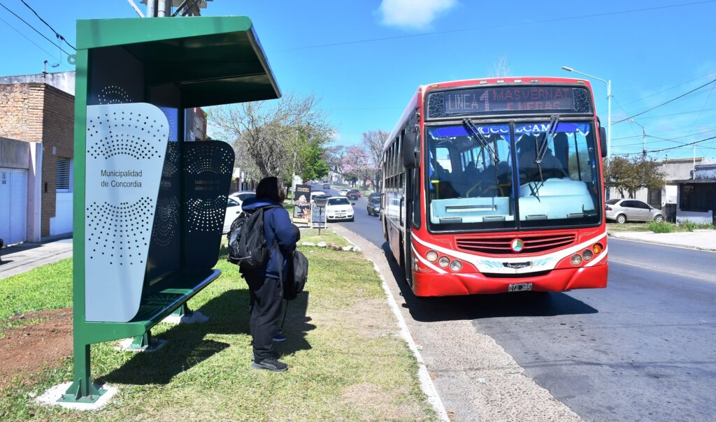 alt="Pasajeros utilizan las nuevas garitas para el transporte urbano de Concordia"