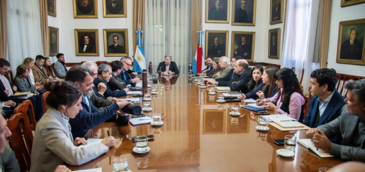 alt="Reunión de gabinete encabezada por el gobernador Rogelio Frigerio en la que se anunció el primer concurso público abierto para el Poder Ejecutivo"
