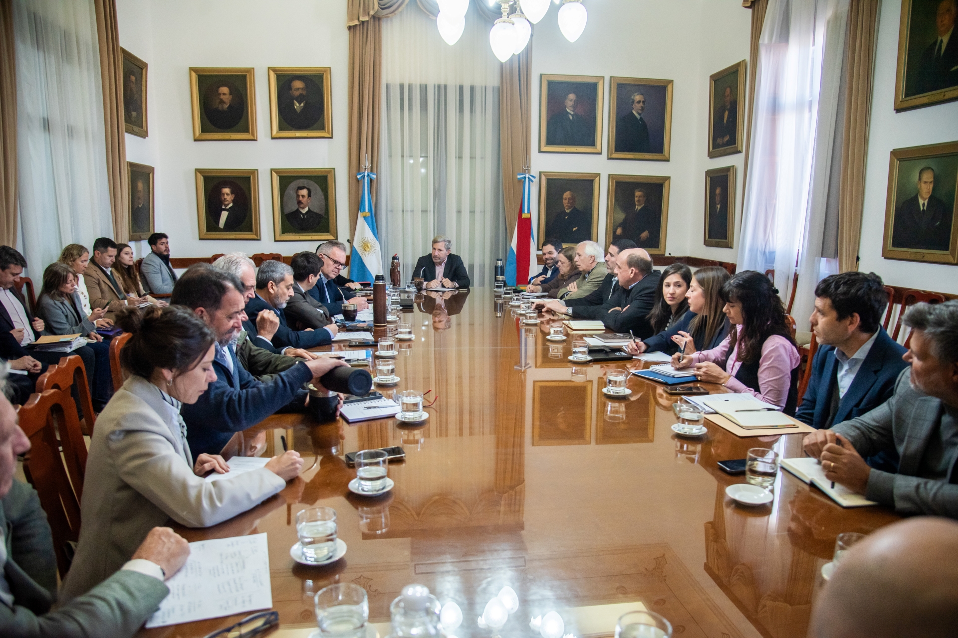 alt="Reunión de gabinete encabezada por el gobernador Rogelio Frigerio en la que se anunció el primer concurso público abierto para el Poder Ejecutivo"