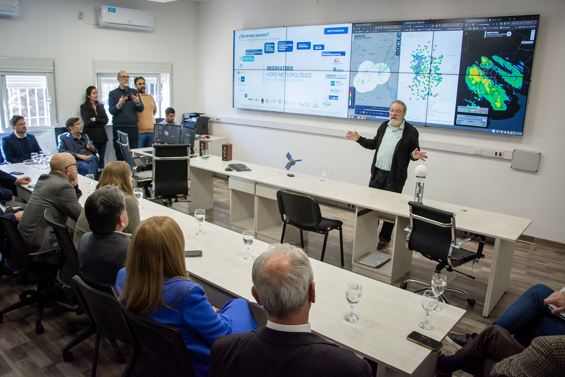 alt="Observatorio con pantallas de radar y mapas meteorológicos en el encuentro de la Región Centro realizado en Córdoba"