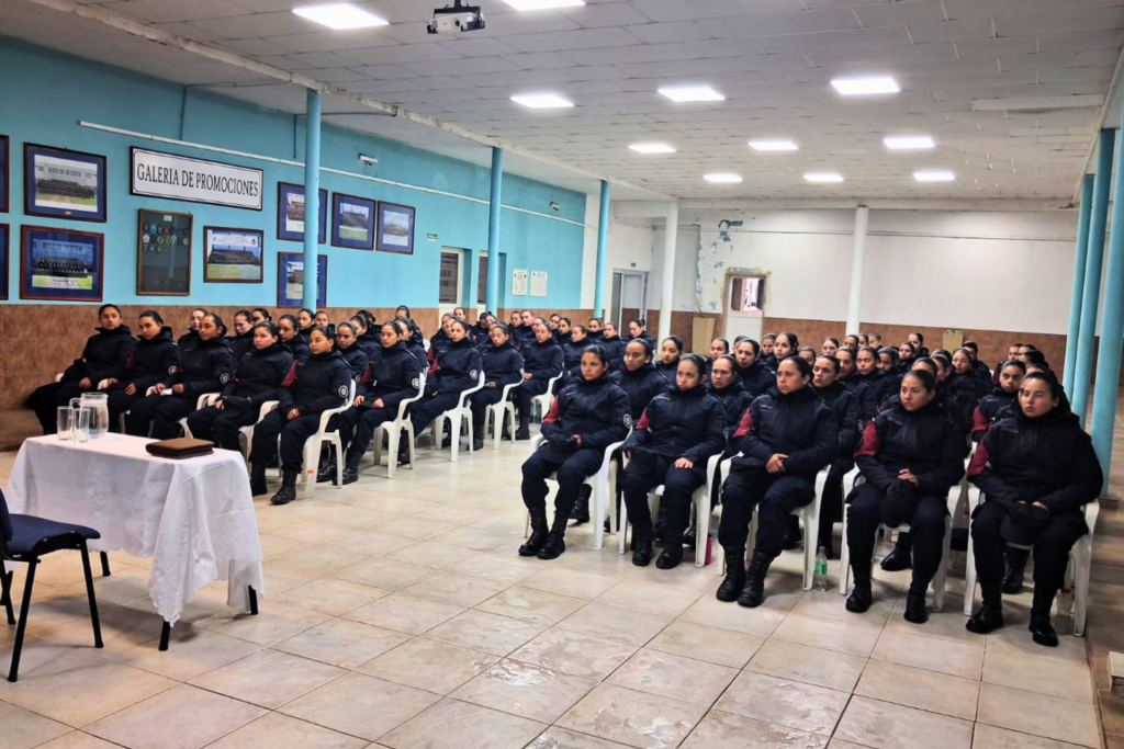 alt="Mujeres policías en aula durante capacitación del plan de prevención de El Niño en Entre Ríos"