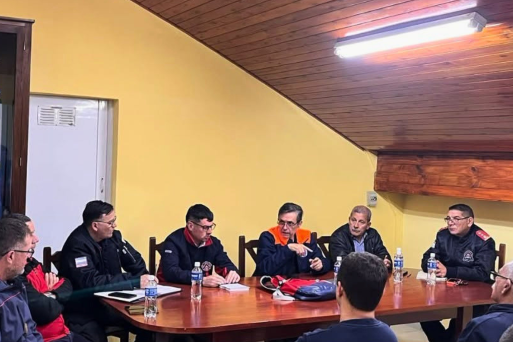 alt="Reunión de bomberos voluntarios y Defensa Civil para el plan de prevención de El Niño en Entre Ríos en Concordia y otras localidades"