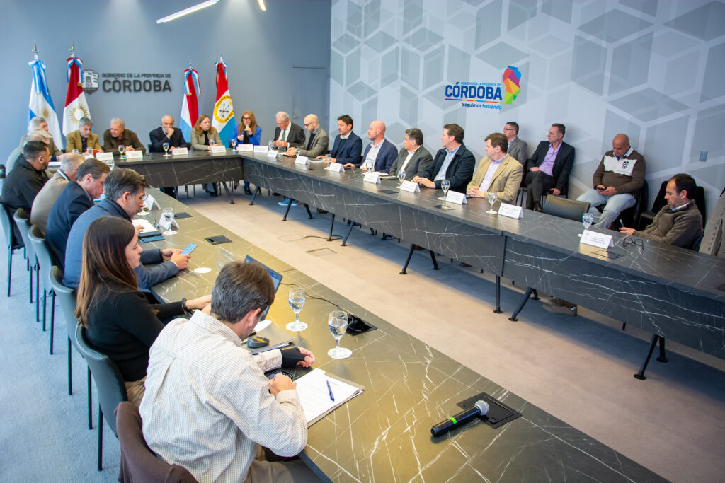 alt="Autoridades de Región Centro reunidas en Córdoba por el plan de prevención de El Niño en Entre Ríos"