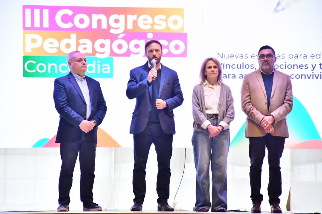 alt="Autoridades en el escenario del III Congreso Pedagógico Concordia 2026 en Concordia"