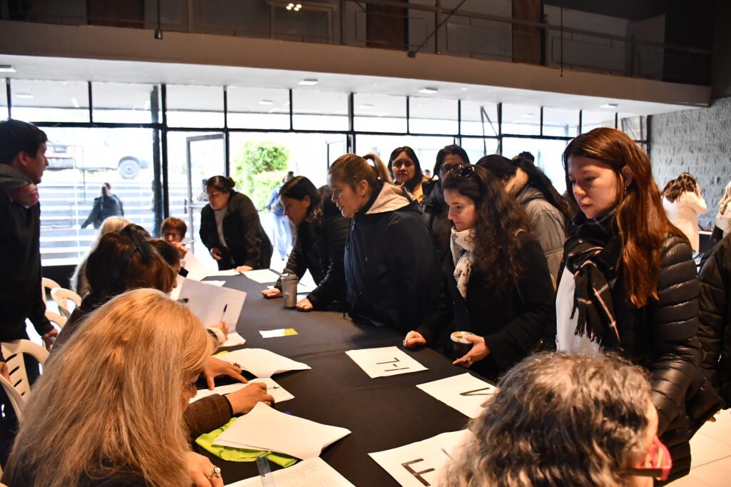 alt="Mesa de acreditación del III Congreso Pedagógico Concordia 2026 con docentes firmando planillas"