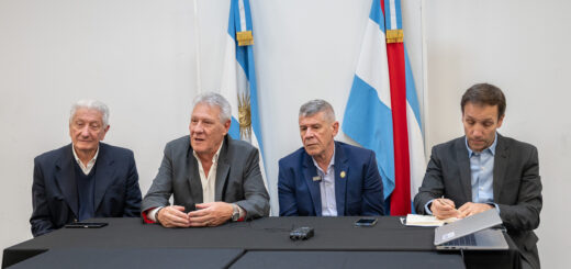 alt="Cierre del Financiamiento a la región de Salto Grande con autoridades en mesa con banderas argentina y entrerriana"