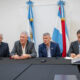 alt="Cierre del Financiamiento a la región de Salto Grande con autoridades en mesa con banderas argentina y entrerriana"