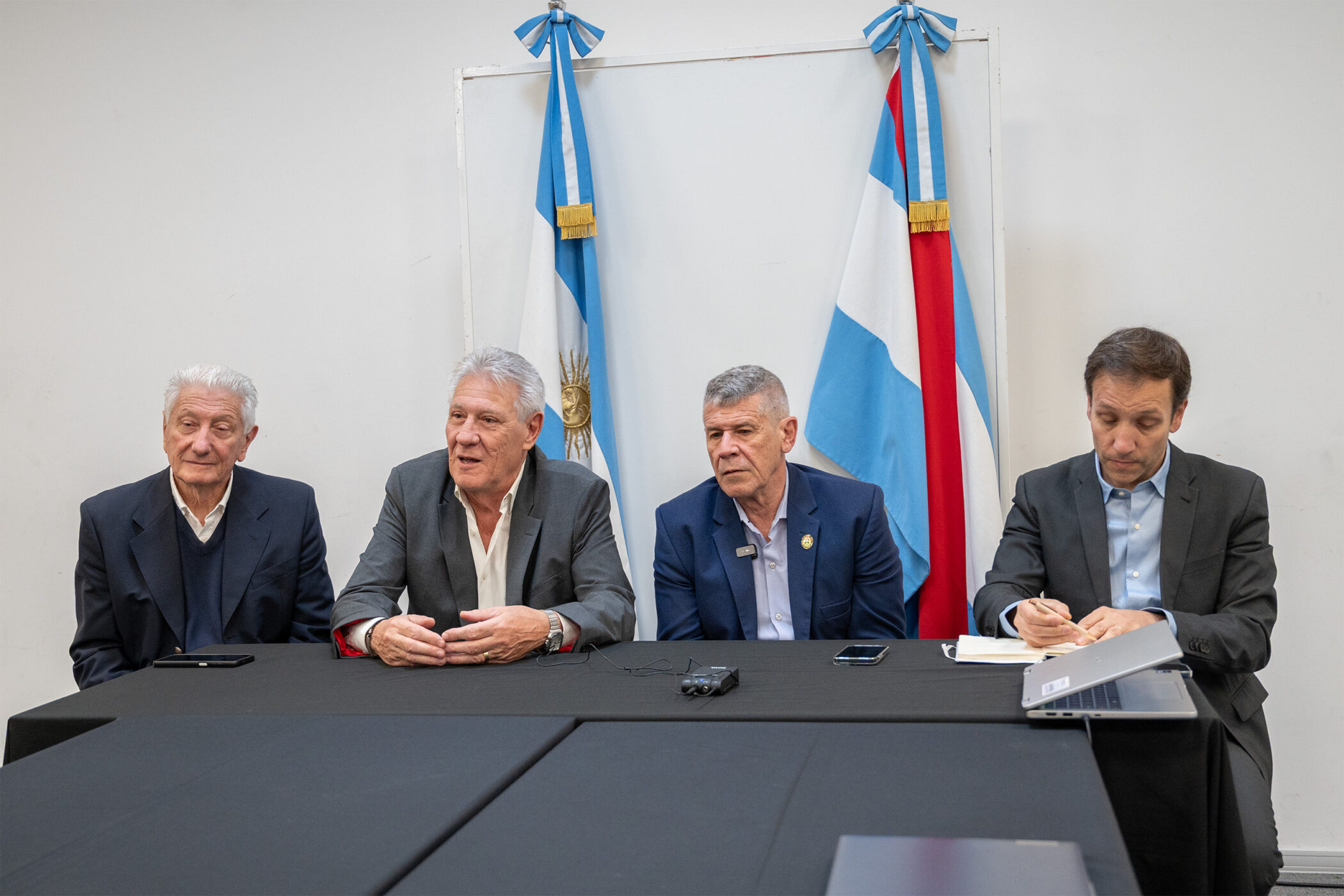 alt="Cierre del Financiamiento a la región de Salto Grande con autoridades en mesa con banderas argentina y entrerriana"