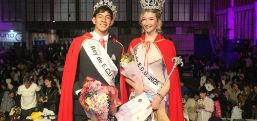alt="Reina y Rey de la Fiesta de los Estudiantes de Concordia 2026, Leila Rebot y Jeremías Miño, con corona y capa roja"