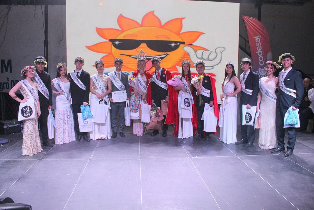 alt="Grupo completo de reyes, príncipes. misses y místeres de la Fiesta de los Estudiantes de Concordia 2026 en el escenario"