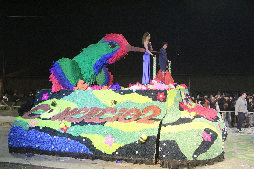 alt="Carroza alegórica ganadora MAINÚ de Escuela Comercio 2 en la Fiesta de los Estudiantes de Concordia 2026"