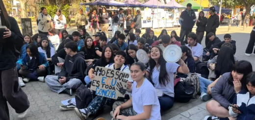 alt="Estudiantes con cartel No es solo ECU es toda Concordia durante una sentada para obtener financiamiento para la Fiesta del Estudiante 2026"
