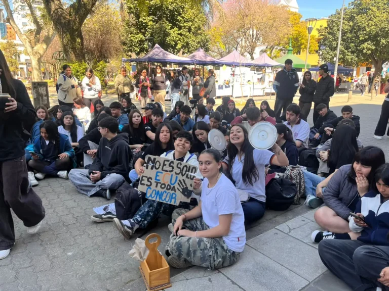alt="Estudiantes con cartel No es solo ECU es toda Concordia durante una sentada para obtener financiamiento para la Fiesta del Estudiante 2026"