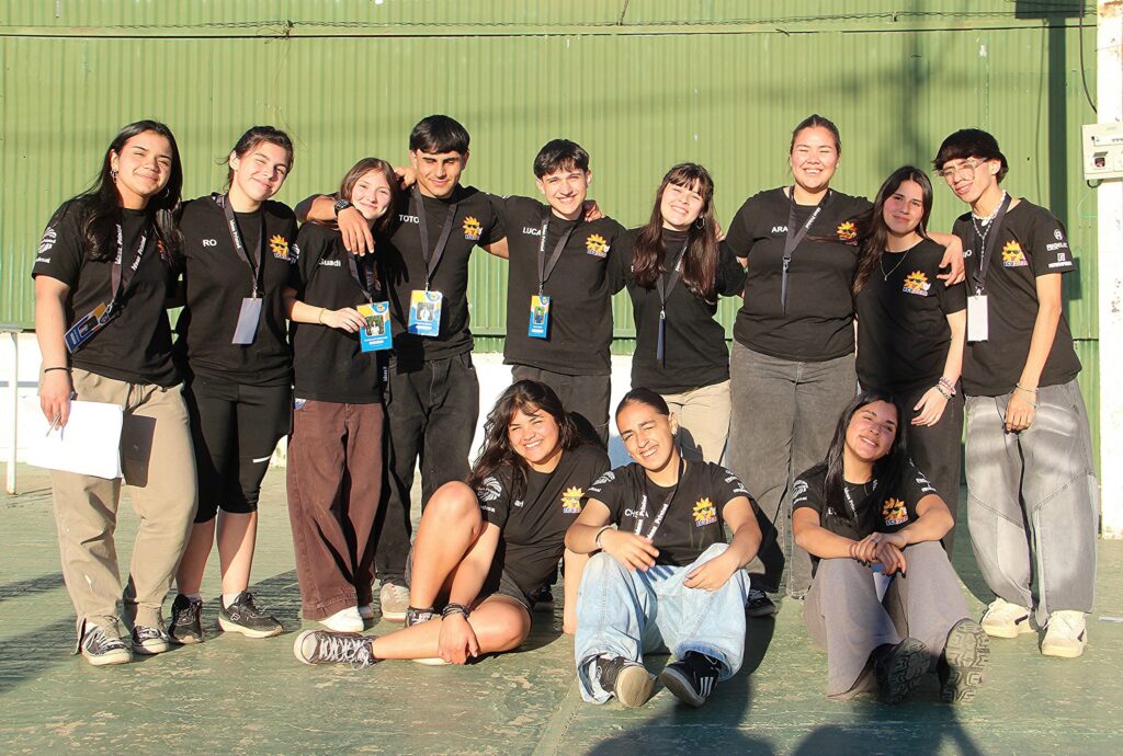 alt="Grupo de ECU 2026 posa con remeras negras en el marco de la solicitud de financiamiento de la Fiesta del Estudiante 2026 en Concordia"