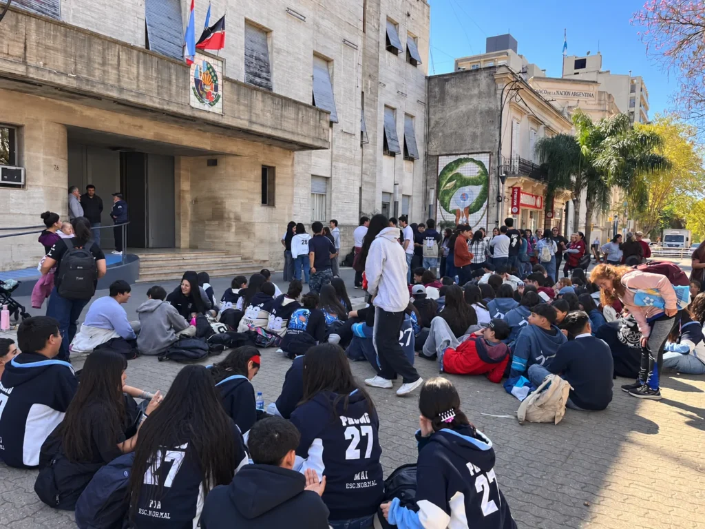 alt="Sentada frente a la Municipalidad de Concordia ilustra el pedido de financiamiento de la Fiesta del Estudiante 2026"