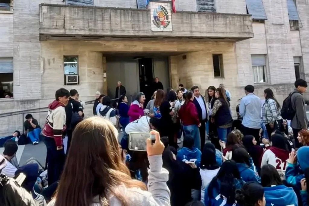 alt="Reunión de estudiantes con autoridades municipales por el financiamiento de la Fiesta del Estudiante 2026"