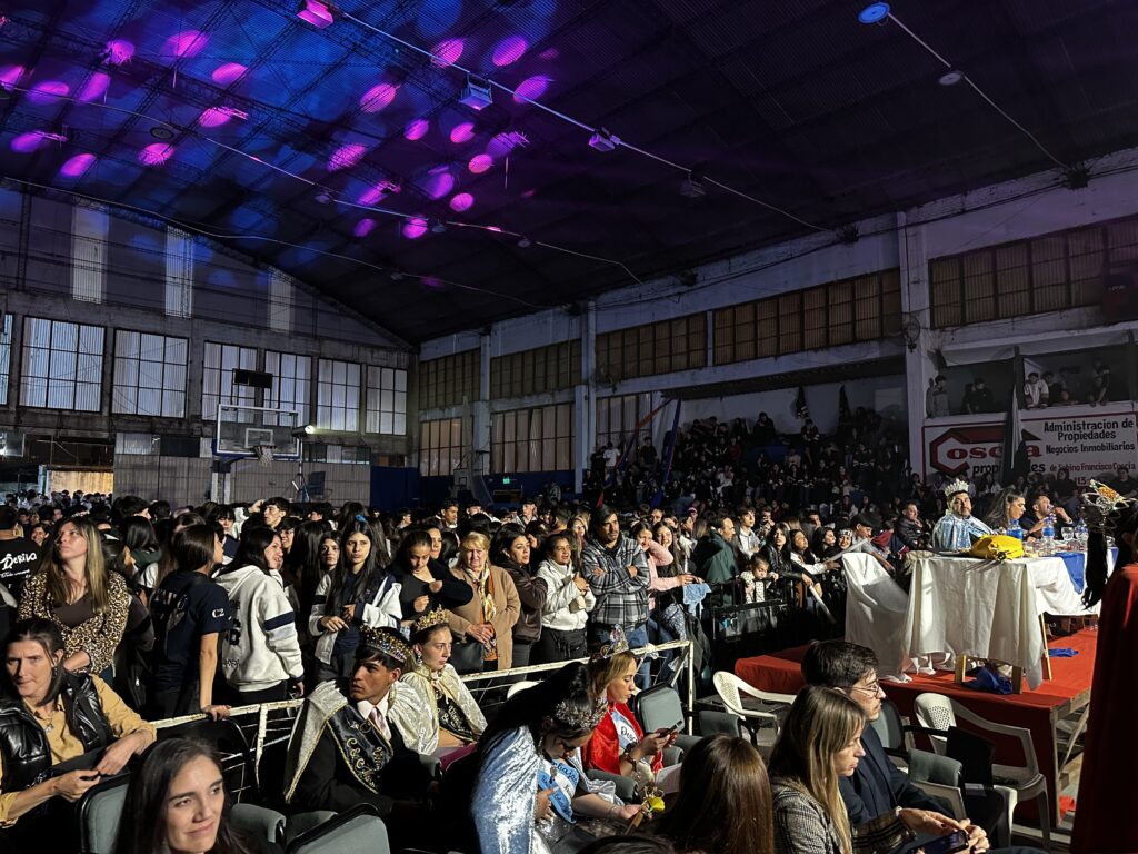 alt="Público y autoridades en el Club Ferrocarril en el marco de la Fiesta del Estudiante 2026 en Concordia"