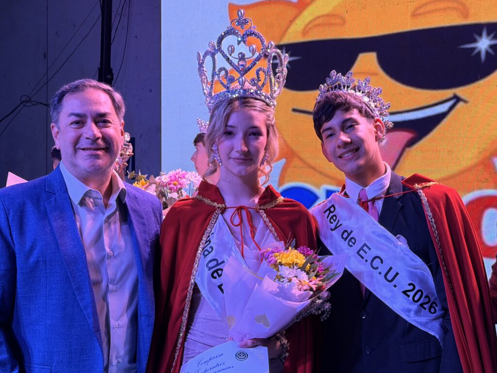 alt="Eduardo Cristina con reina y rey de ECU. El presidente de Codesal representa las gestiones para el financiamiento de la Fiesta del Estudiante 2026 en Concordia"