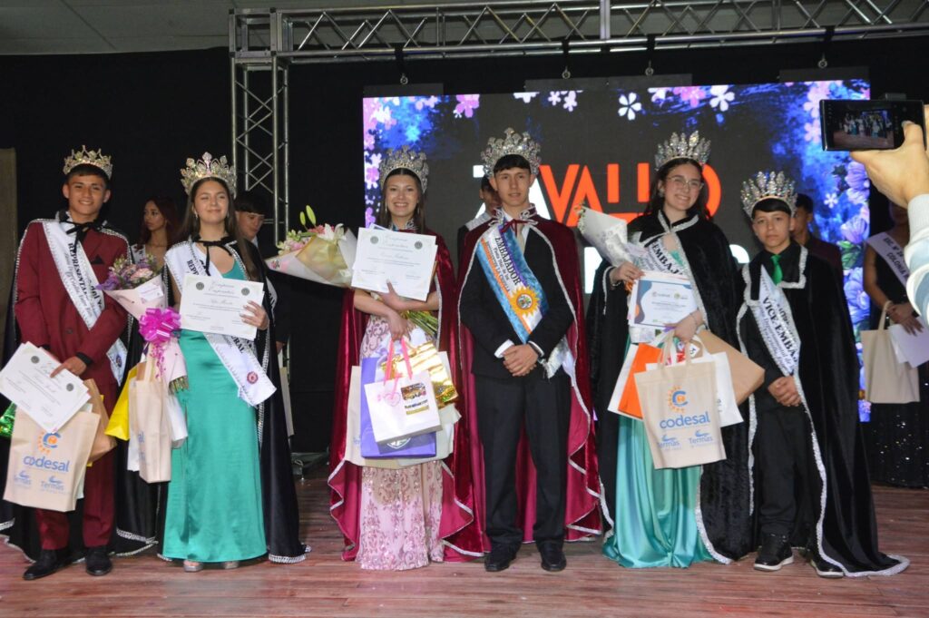 alt="Ganadores en escenario de La Criolla con premios surgidos del financiamiento de la Fiesta Departamental del Estudiante 2026"
