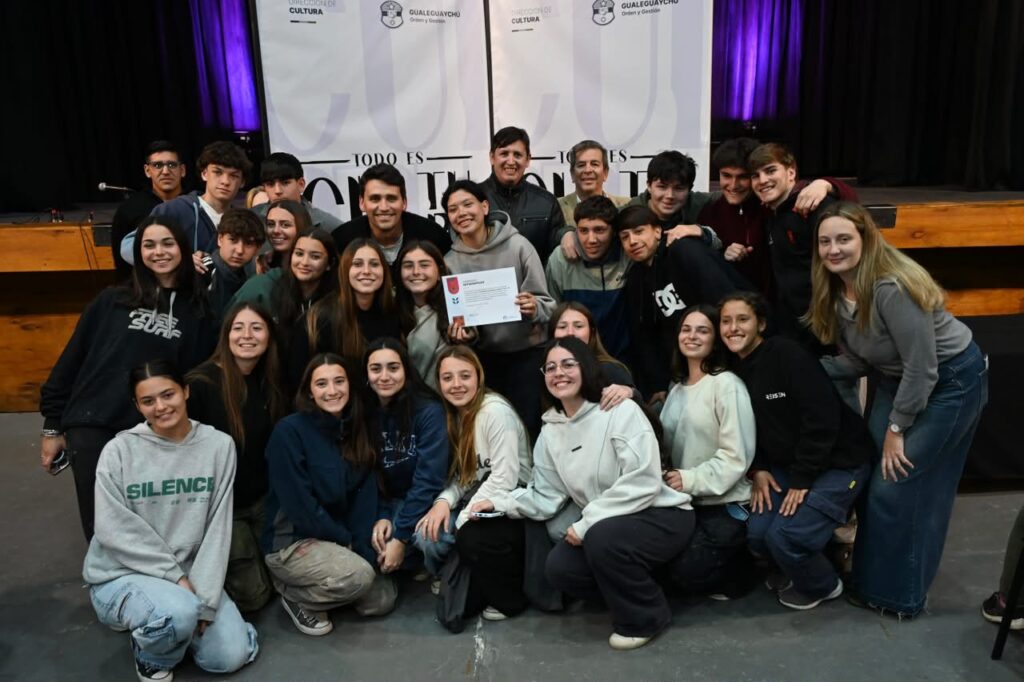 alt="Estudiantes con subsidio en Gualeguaychú ejemplifican el financiamiento del Desfile de Carrozas 2026 por ordenanza"