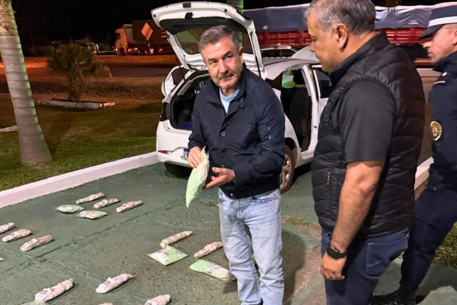 alt="Ministro Néstor Roncaglia durante el secuestro de cristal y éxtasis en Entre Ríos en puesto de control vial Paso Cerrito"
