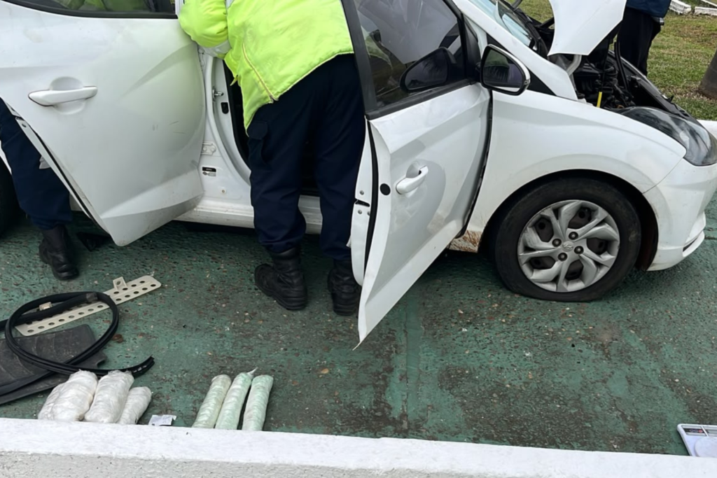 alt="Policía de Entre Ríos requisando auto durante el secuestro de cristal y éxtasis en Entre Ríos en Ruta Nacional 14"