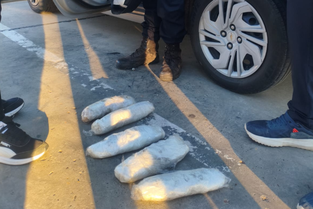 alt="Envoltorios con droga incautados en el secuestro de cristal y éxtasis en Entre Ríos sobre Ruta 14"