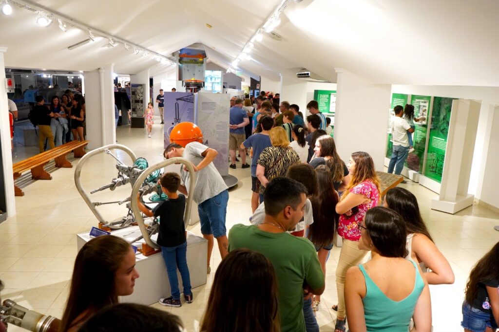 alt="Visitantes recorriendo salas en el marco del aniversario del Museo de Salto Grande"
