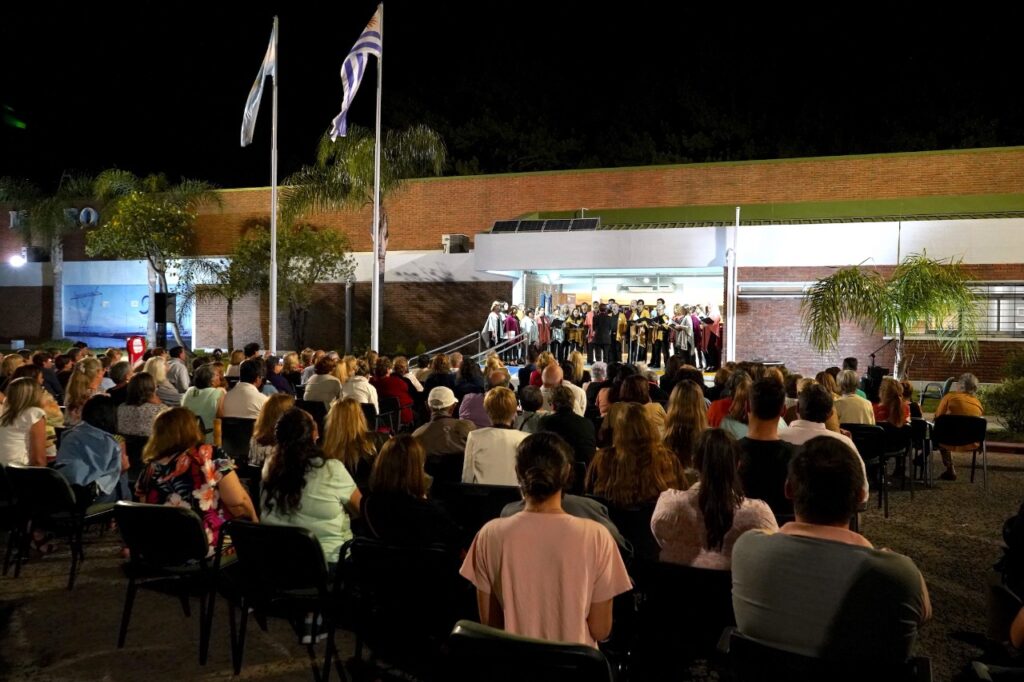 alt="Coro cantando frente al museo en el aniversario del Museo de Salto Grande"