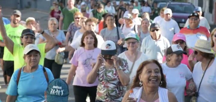alt-="Multitud de personas mayores caminando y sonriendo durante la Caminata del Día de las Personas Mayores en Concordia"