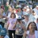 alt-="Multitud de personas mayores caminando y sonriendo durante la Caminata del Día de las Personas Mayores en Concordia"