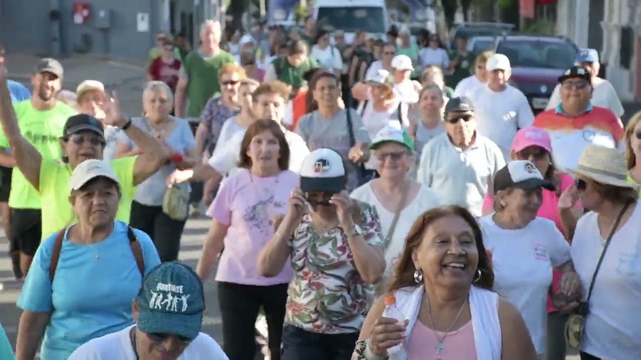 alt-="Multitud de personas mayores caminando y sonriendo durante la Caminata del Día de las Personas Mayores en Concordia"