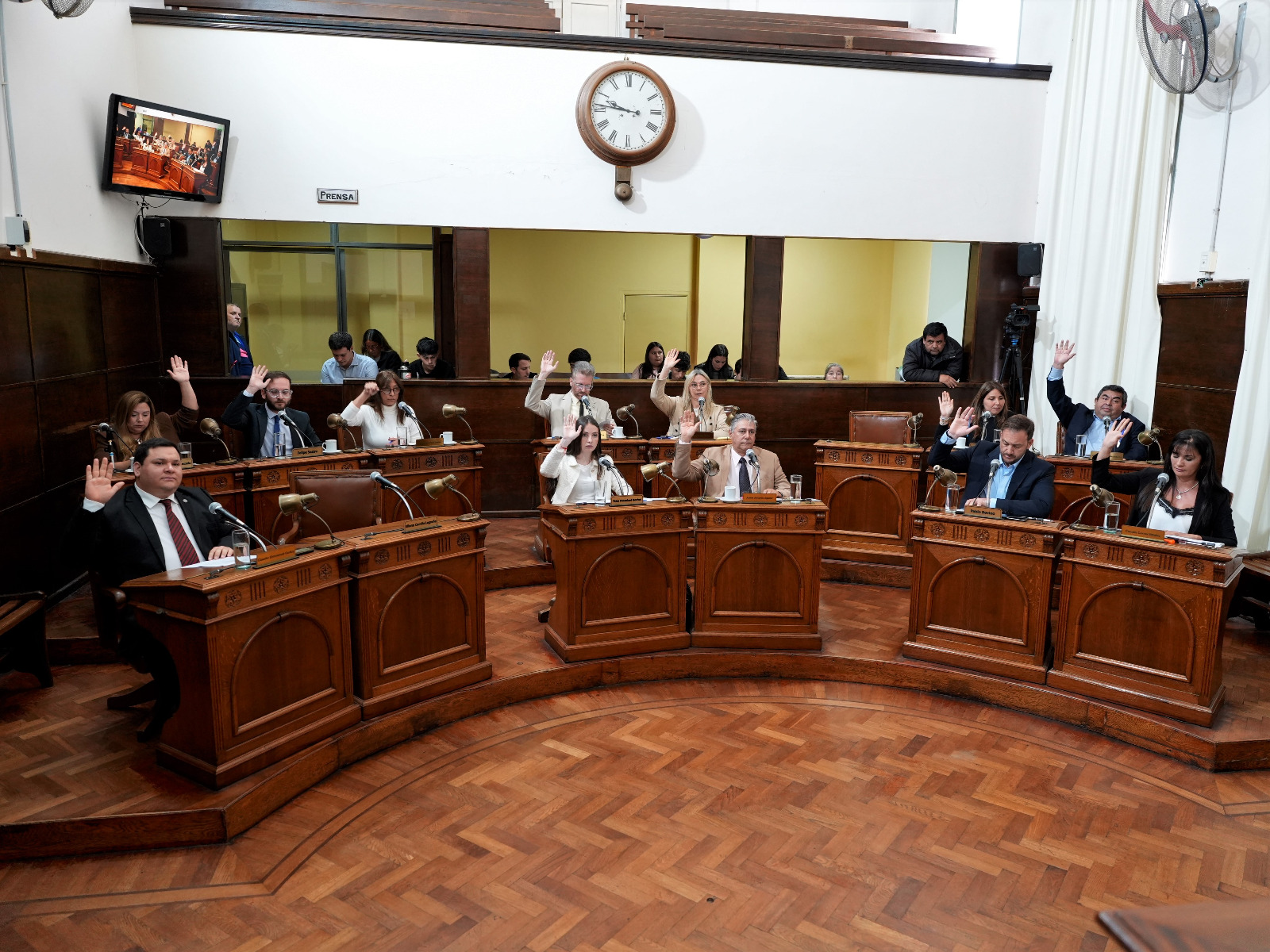 alt="1. Concejales del Concejo Deliberante de Concordia votando con la mano levantada durante la 28ª sesión ordinaria del 1 de octubre de 2026"