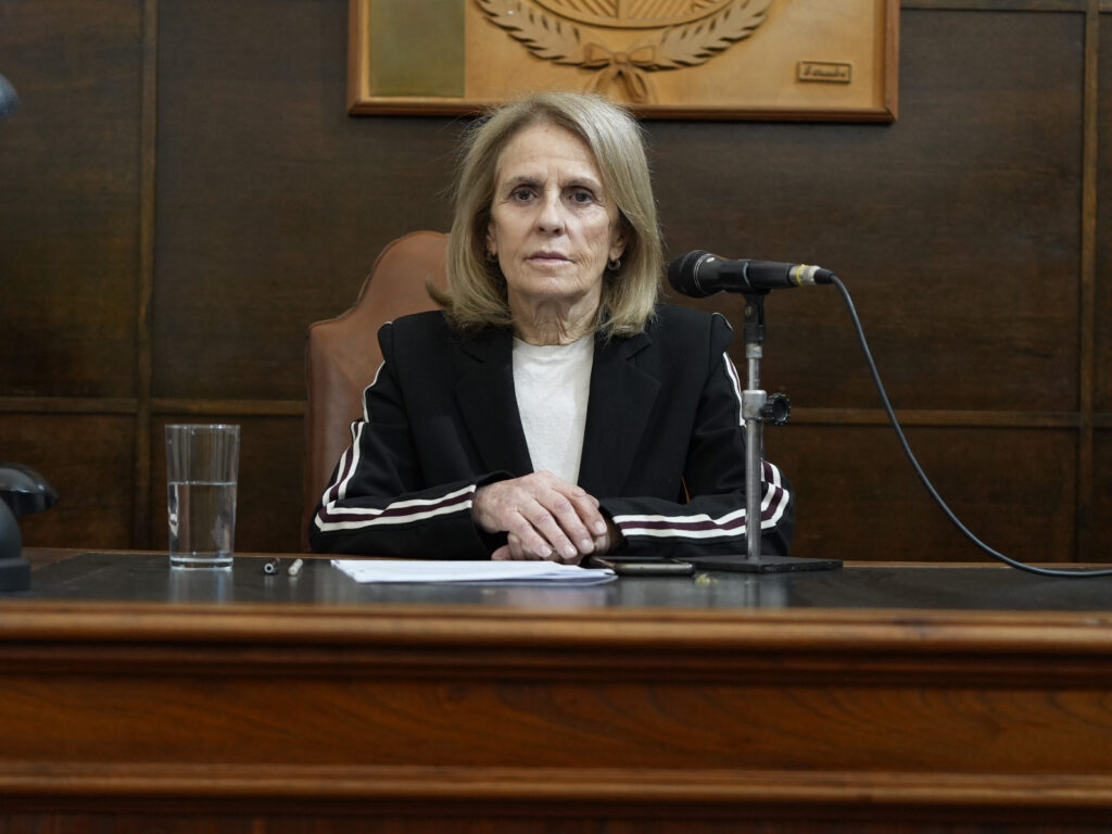 alt="3.	La viceintendente Magdalena Reta de Urquiza presidiendo la sesión desde el estrado del recinto Federico Zorraquín"