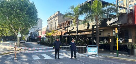 alt="corte de tránsito en Concordia en calle 1º de Mayo entre Urquiza y Pellegrini con vallas y personal municipal"