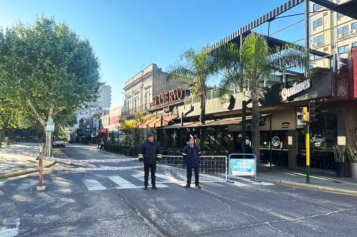 alt="corte de tránsito en Concordia en calle 1º de Mayo entre Urquiza y Pellegrini con vallas y personal municipal"