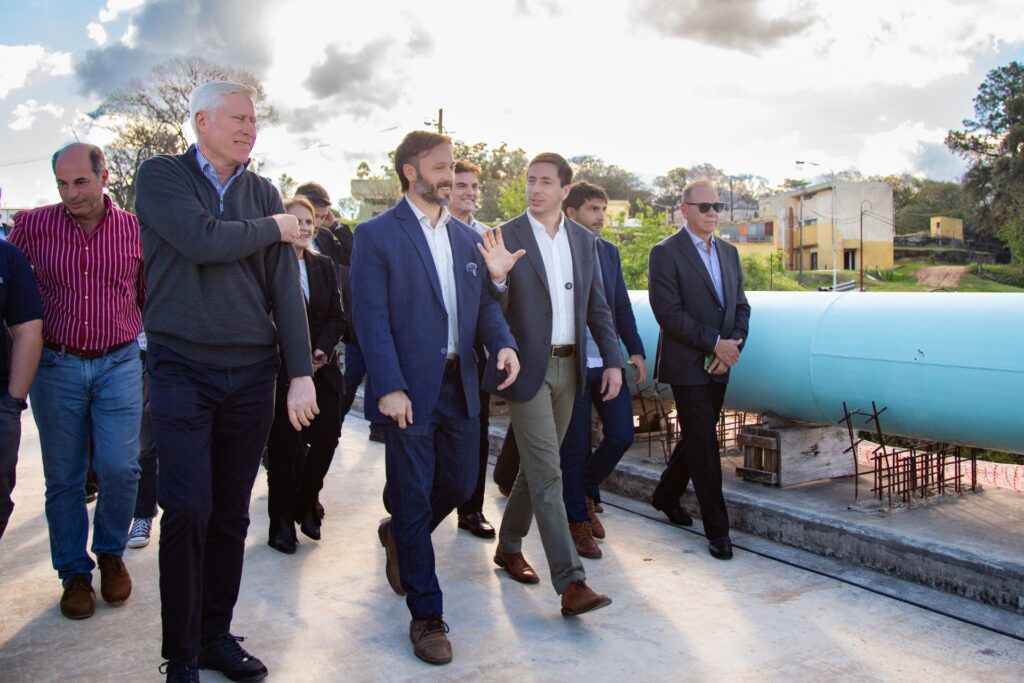 alt="Funcionarios recorren la obra de agua potable de Concordia junto a cañerías del sistema de distribución"