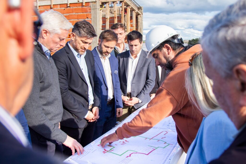 alt="Autoridades analizan planos de la obra de agua potable de Concordia durante la visita técnica"