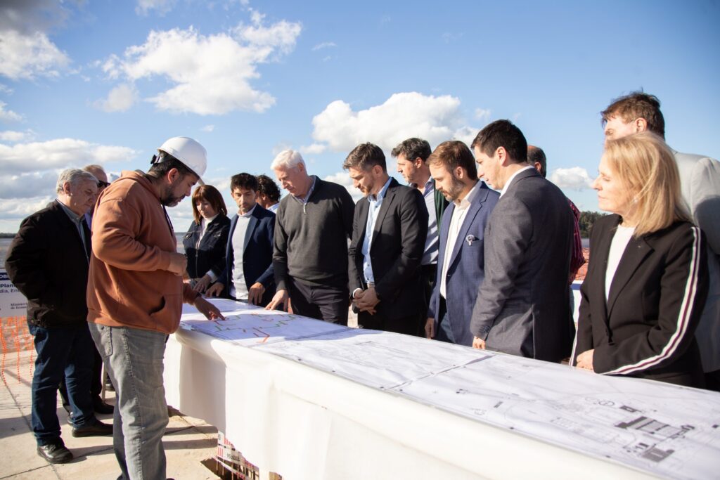 alt="Autoridades junto al río Uruguay durante la recorrida por la obra de agua potable de Concordia"