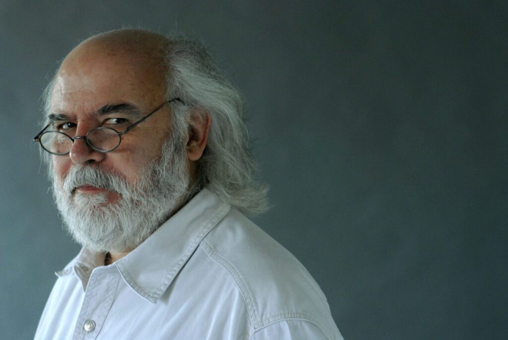 alt="Juan Sasturain, escritor y periodista invitado a la Feria Provincial del Libro Concordia 2026"