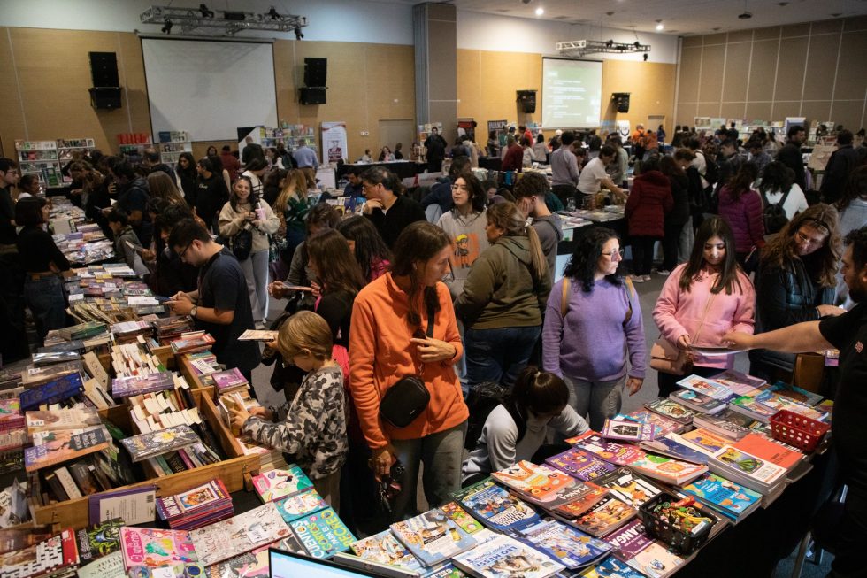 alt="Público y stands de libros en la primera edición, antecedente de la Feria Provincial del Libro Concordia 2026"