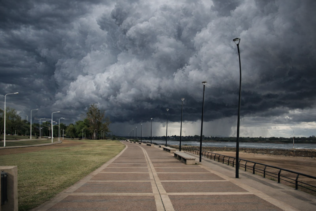 alt="Imagen ilustrativa de una tormenta de primavera en Concordia según el pronóstico climático trimestral octubre-diciembre 2026.