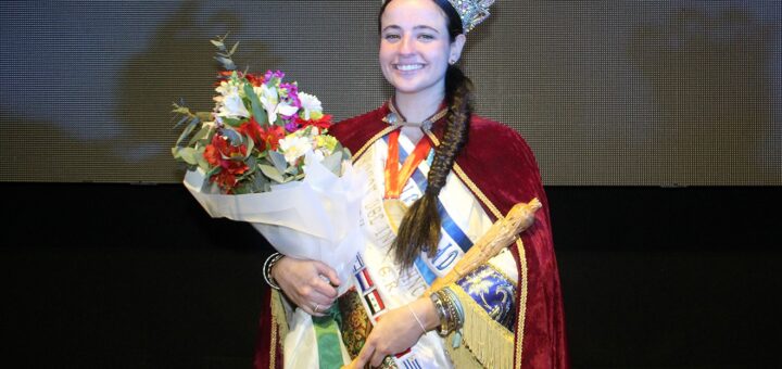alt="Amiela Mendelovich Visnevetzky, Reina Provincial del Inmigrante 2026, posa con corona, cetro y banda en el Centro de Convenciones de Concordia"