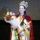 alt="Amiela Mendelovich Visnevetzky, Reina Provincial del Inmigrante 2026, posa con corona, cetro y banda en el Centro de Convenciones de Concordia"