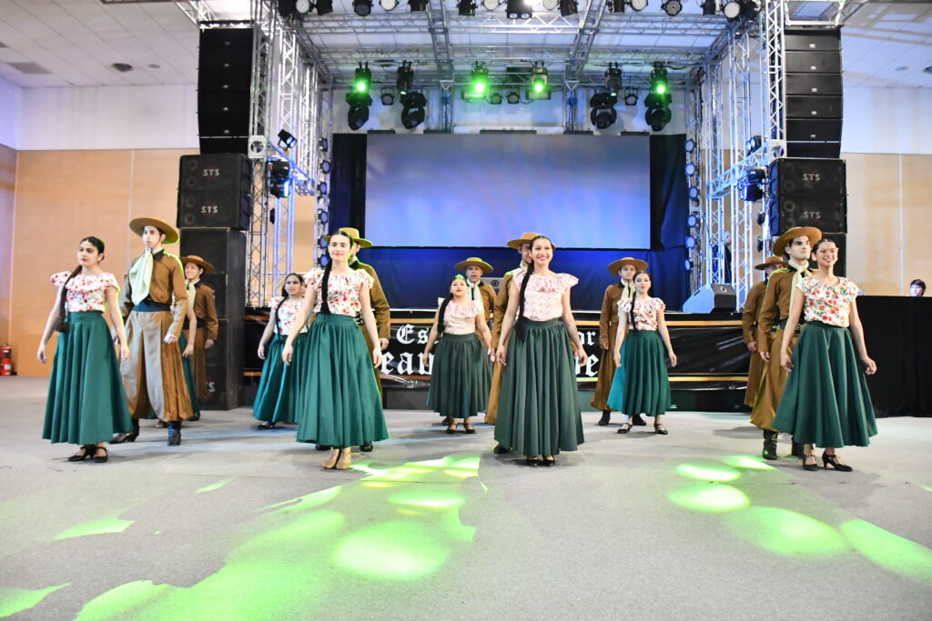 alt="Ballet folclórico en la jornada inaugural de la fiesta que coronó a la Reina Provincial del Inmigrante 2026"